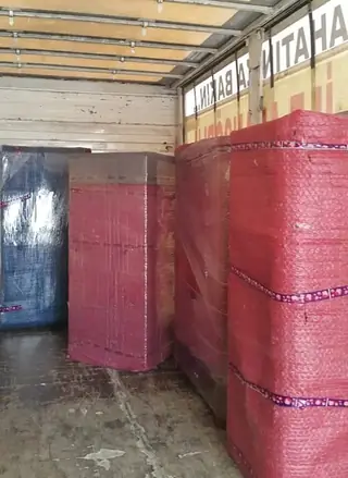 Araç kasasında paketli dolaplar