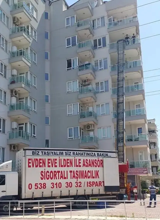 Asansör ve nakliye aracı iş başında