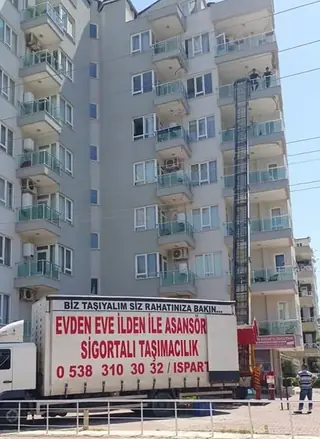 Asansör ve nakliye aracı iş başında