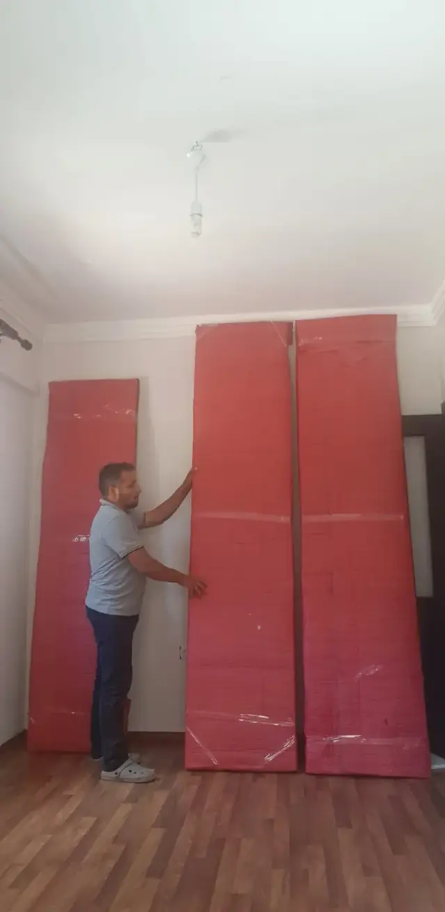 Balonlu naylonla paketlenmiş dolap panelleri