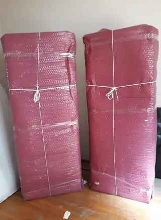 Balonlu naylonla sarılmış dolap parçaları