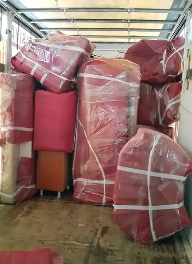 Kasada sabitlenmiş paketli eşyalar