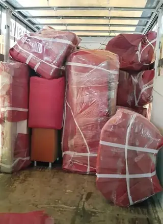 Kasada sabitlenmiş paketli eşyalar