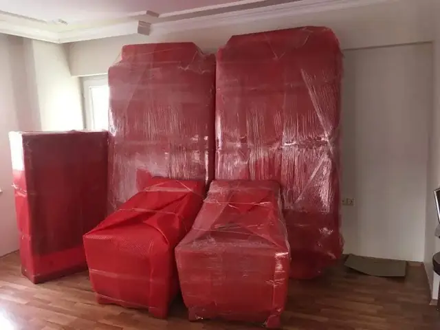 Odada paketlenip istiflenmiş mobilyalar