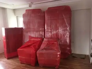 Odada paketlenip istiflenmiş mobilyalar