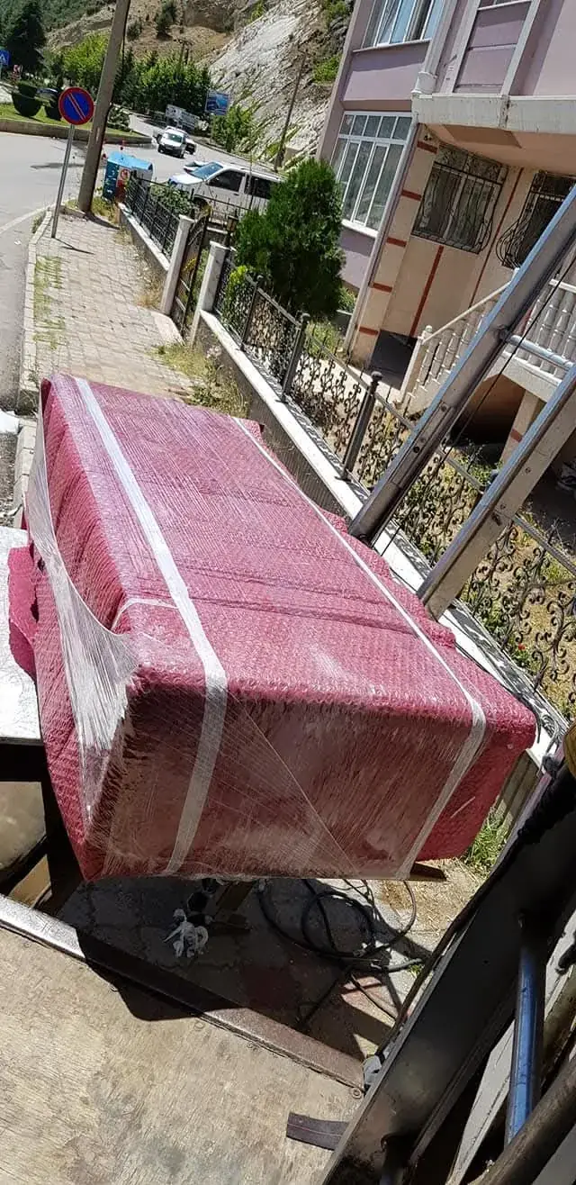 Paketli koltuk asansörle balkona çıkıyor