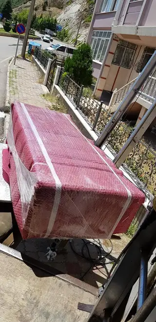 Paketli koltuk asansörle balkona çıkıyor