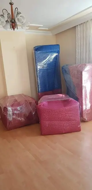 Yeni eve taşınmış paketli eşyalar