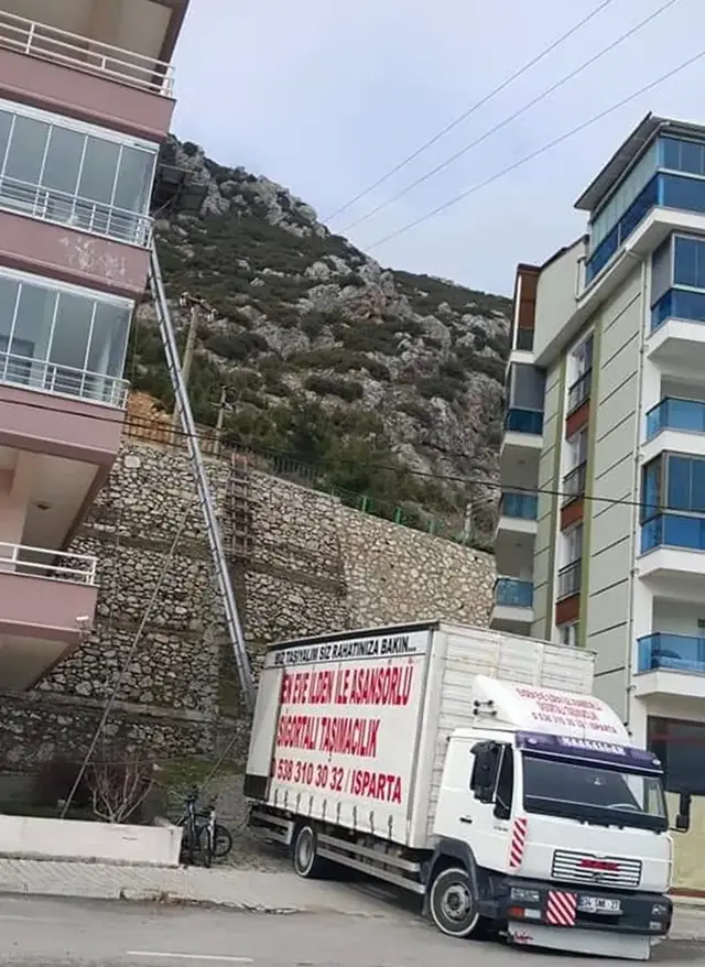 Yokuşlu sokakta asansör kurulumu