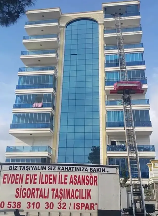 Yüksek katlı binada asansörlü taşıma
